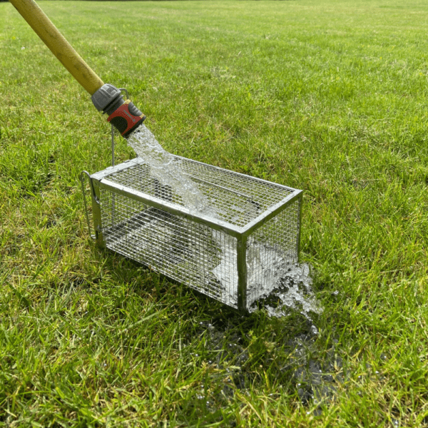 Metalen diervriendelijke muizen- en rattenval, hygiënisch en herbruikbaar, met snelle reactietijd voor effectieve ongediertebestrijding.