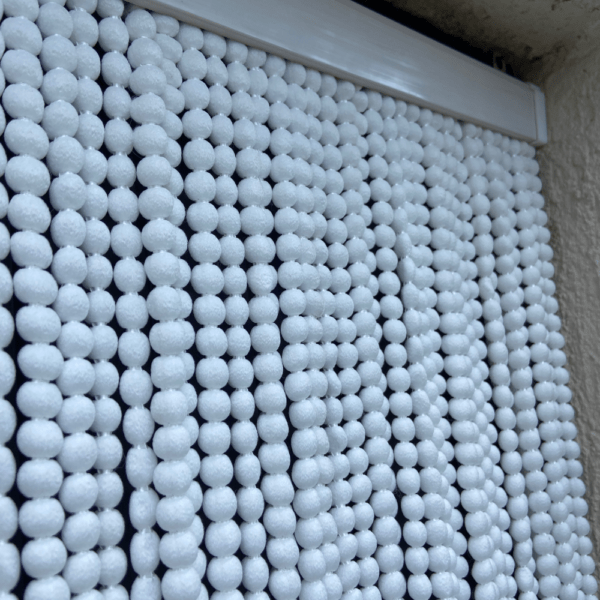 Wit pompon deurgordijn van zacht materiaal, 220 x 90 cm, ideaal vliegengordijn om insecten buiten te houden, geschikt voor deuropeningen, zorgt voor ventilatie en voorkomt muggen en vliegen.