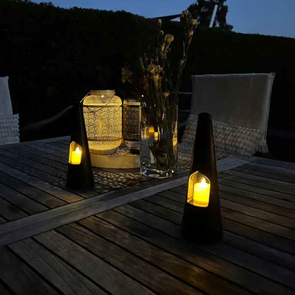 Vliegenverjager voor op tafel met LED-lichtje, ideaal om vliegen en andere vliegende insecten af te weren tijdens het eten, met reflecterende en zachte wieken, inclusief batterijen en USB-kabel.